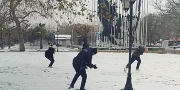 Polis ve çocuklardan kartopu keyfi