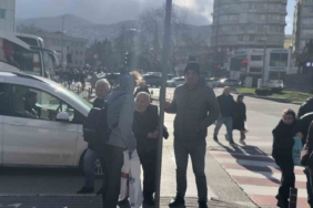 Bursa’da lodos zor anlar yaşattı: trafik lambasına tutundular