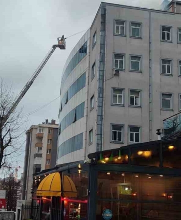 Bağcılar’da kapatılan hastanenin çatısında yangın