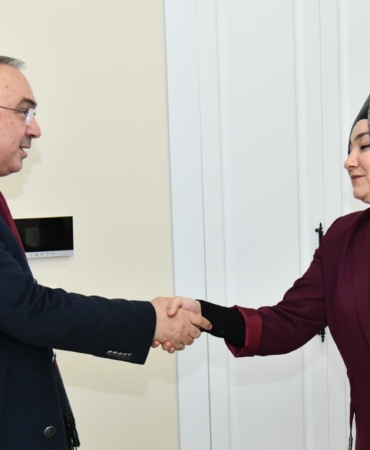 15 Temmuz şehidinin kızını ziyaret eden Vali: "Onlar sayesinde milli irade gasp edilemedi"