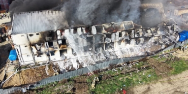 Esenyurt’ta işçilerin kaldığı büyük konteyner alev alev yandı