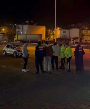 İnegöl’de otomobiller çarpıştı: 1’i çocuk 3 yaralı