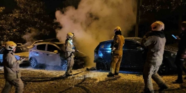 Beşiktaş’ta park halindeki 4 otomobil alev alev yandı