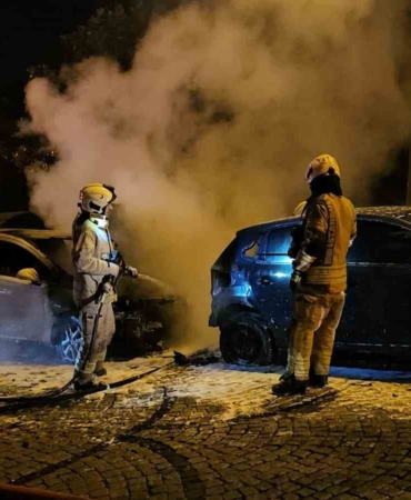 Beşiktaş’ta park halindeki 4 otomobil alev alev yandı