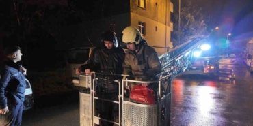 Kuş beslerken çatıda mahsur kalan gençleri itfaiye kurtardı