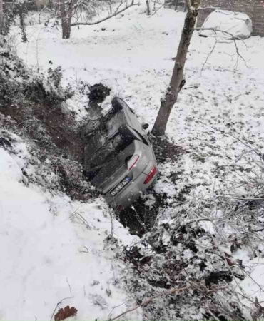 Hakimiyetini kaybeden otomobil dereye uçtu: 3 yaralı