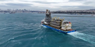 Osman Gazi yüzer üretim platformunun parçaları ile Yıldırım Sondaj Gemisi’nin kulesini taşıyan dev platform gemisi İstanbul Boğazı’ndan geçiyor.