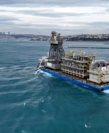 Osman Gazi yüzer üretim platformunun parçaları ile Yıldırım Sondaj Gemisi’nin kulesini taşıyan dev platform gemisi İstanbul Boğazı’ndan geçiyor.
