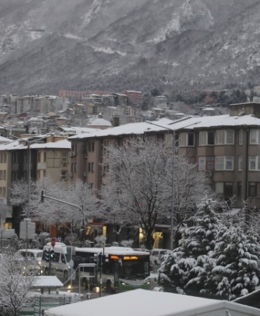 Bursa sabaha beyaz örtüyle uyandı..Ulaşımda aksamalar yaşandı