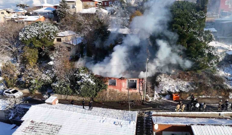 Beykoz’da metruk binada yangın: Ekipler buzlanma nedeniyle zor anlar yaşadı