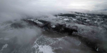 Sislerin ardında kalan kar manzarası kenedine hayran bıraktı