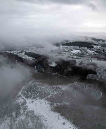 Sislerin ardında kalan kar manzarası kenedine hayran bıraktı