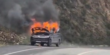 Eyüpsultan’da seyir halindeki araç alevlere teslim oldu