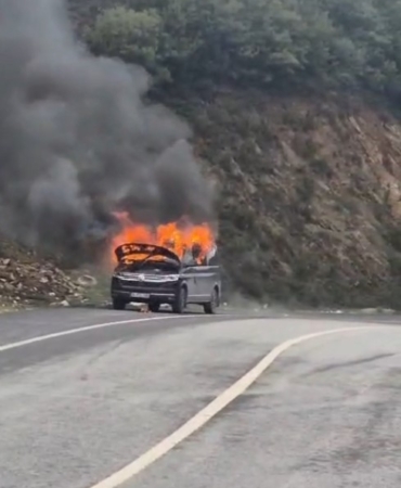 Eyüpsultan’da seyir halindeki araç alevlere teslim oldu