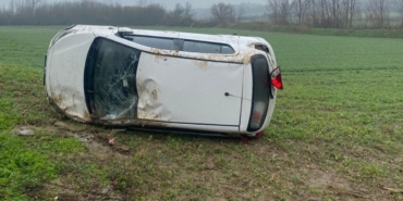 Yağışlı havada sürücüsünün kontrolünden çıkan otomobil tarlaya uçtu