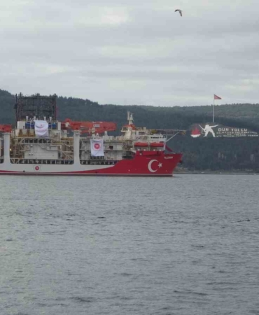 Türk sondaj gemisi Yıldırım Çanakkale Boğazı’ndan geçti