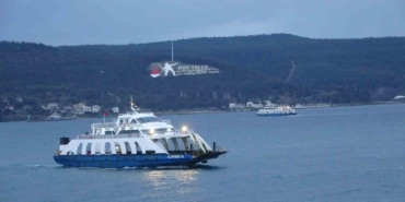 Lodos fırtınası nedeniyle çift yönlü trafiğe kapatılan Çanakkale Boğazı 45 saat sonra açıldı