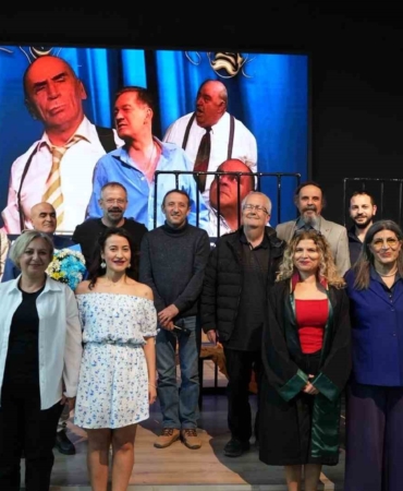 Gömeç Kent Tiyatrosu izleyenleri kahkahaya boğdu