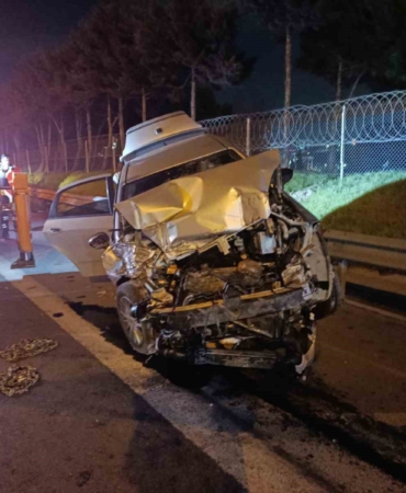 TEM Otoyolu’nda kamyonete çarpan otomobil bariyerlere çıktı: 2 yaralı