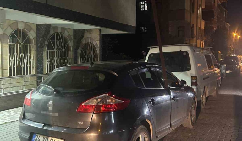 Avcılar’da şiddetli rüzgarda kopan 6 metrelik demir çubuk otomobile saplandı