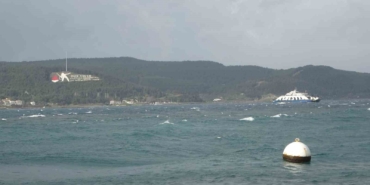 Çanakkale Boğazı lodos fırtınası nedeniyle transit gemi geçişlerine kapatıldı