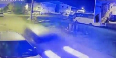 Park halindeki otomobile çarpıp kaçtı