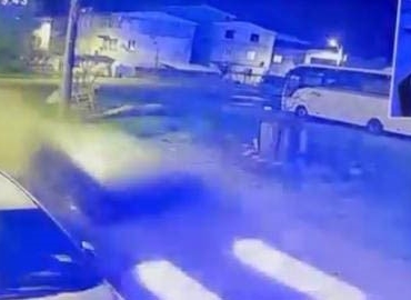 Park halindeki otomobile çarpıp kaçtı