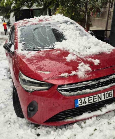 Sultangazi’de çatıdan düşen kar kütlesi park halindeki otomobile zarar verdi