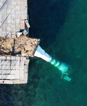 Fırtınanın etkisiyle devrilen deniz feneri havadan görüntülendi