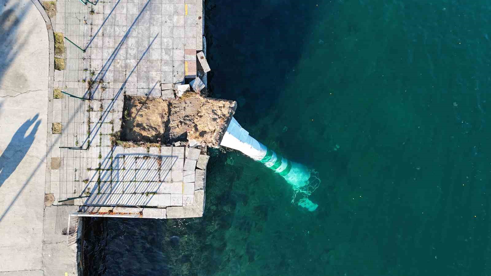 Fırtınanın etkisiyle devrilen deniz feneri havadan görüntülendi