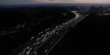 Başakşehir’de zincirleme kaza sonrası oluşan trafik yoğunluğu havadan görüntülendi
