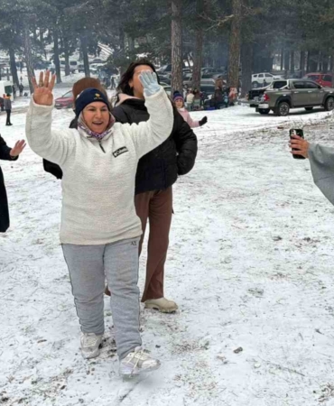 Kar yağışını göbek atarak kutladılar