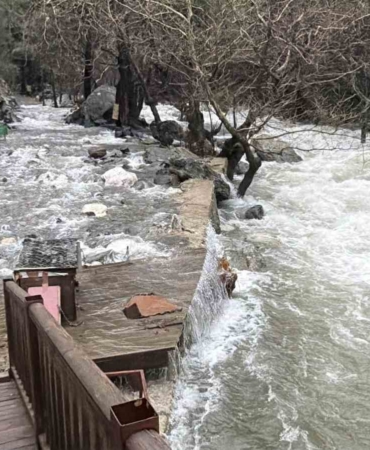 Kazdağların’da ani kar erimesi ve sağanak yağış nedeniyle dereler yataklarına sığmıyor