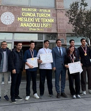 Ayvalıklı şef adayı öğrenciler İstanbul’dan 15 madalya ile döndü