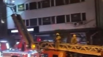 Kağıthane’de binanın çatısı alevlere teslim oldu