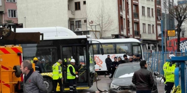 Esenler’de içinde yolcuların bulunduğu İETT otobüsü otoparka daldı, faciadan dönüldü