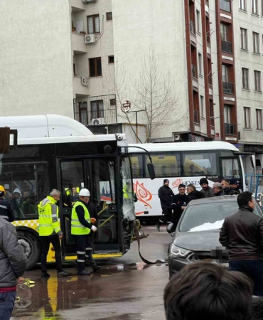 Esenler’de içinde yolcuların bulunduğu İETT otobüsü otoparka daldı, faciadan dönüldü
