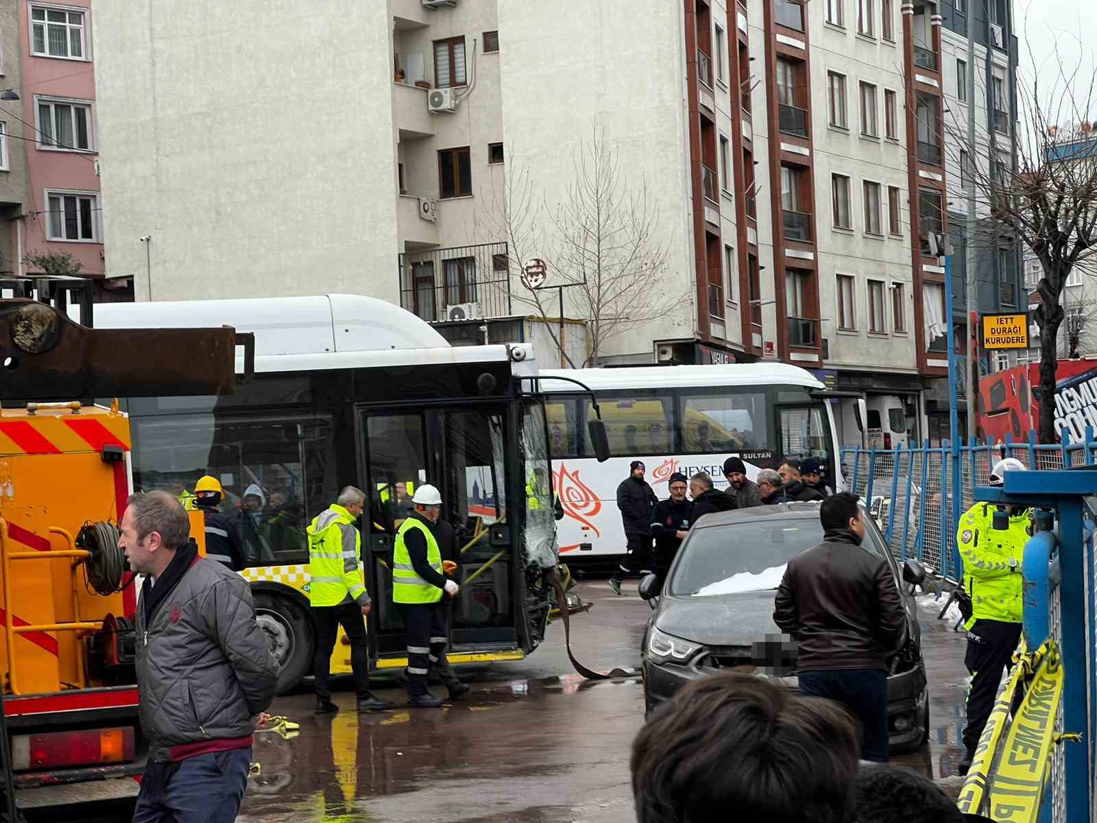 Esenler’de içinde yolcuların bulunduğu İETT otobüsü otoparka daldı, faciadan dönüldü