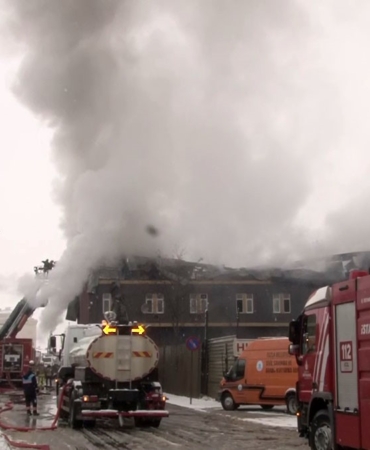 Tuzla’da çakmak fabrikasında çıkan yangın paniğe neden oldu