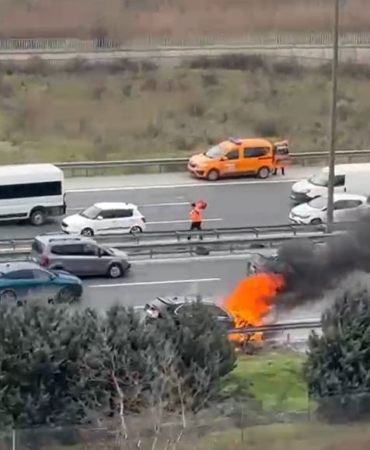 Lüks araç seyir hakindeyken alev topuna döndü