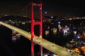 15 Temmuz Şehitler Köprüsü’nde yılbaşı coşkusu havadan görüntülendi