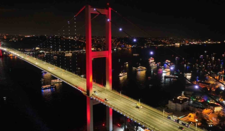 15 Temmuz Şehitler Köprüsü’nde yılbaşı coşkusu havadan görüntülendi