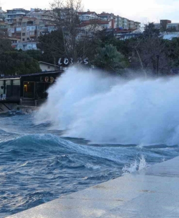 Çanakkale Boğazı fırtına nedeniyle kapatıldı, feribot seferleri durdu, dev dalgalar sahili dövdü