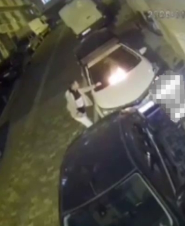 Komşular park yeri nedeniyle tartıştı, arabanın üstüne yanan bez atıldı