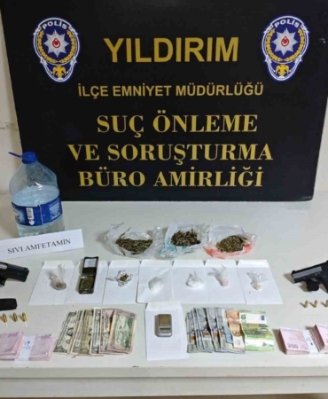 Polis pizzacı kılığına girdi, "Baron abla" lakaplı torbacı kadını yakaladı