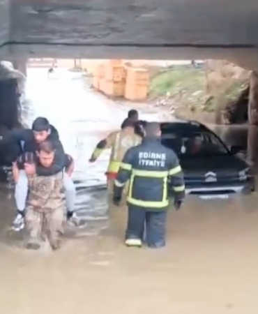 Edirne’de sağanak etkili oldu, yollar göle döndü: Köprü altında mahsur kalanlar kurtarıldı