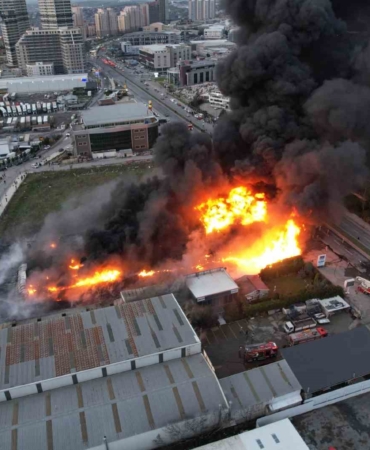 Büyükçekmece’de plastik kasa üretimi yapan fabrikada yangın