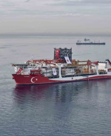 İstanbul Boğazı’na yaklaşan Türk sondaj gemisi havadan görüntülendi