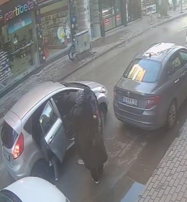 Otomobildeki çocuklar arkadan minibüsün çarpmasıyla şoku yaşadı