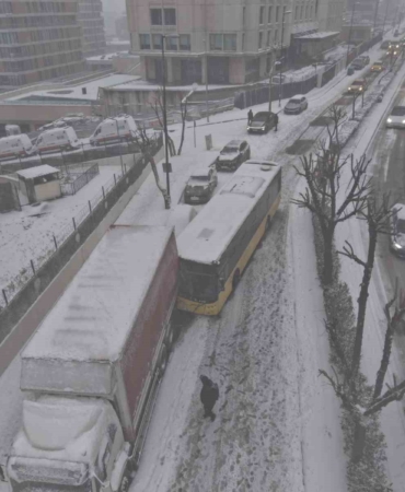 İstanbul’da kar kazaları da beraberinde getirdi, İETT otobüsü park halindeki kamyona çarptı